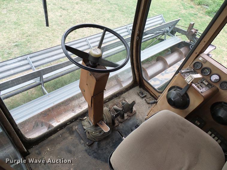 image for item DD8364 Gleaner N7 combine