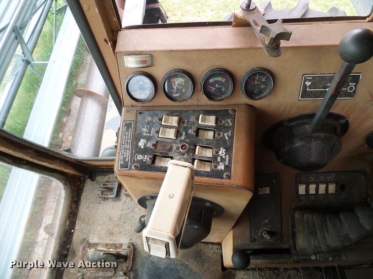 image for item DD8364 Gleaner N7 combine