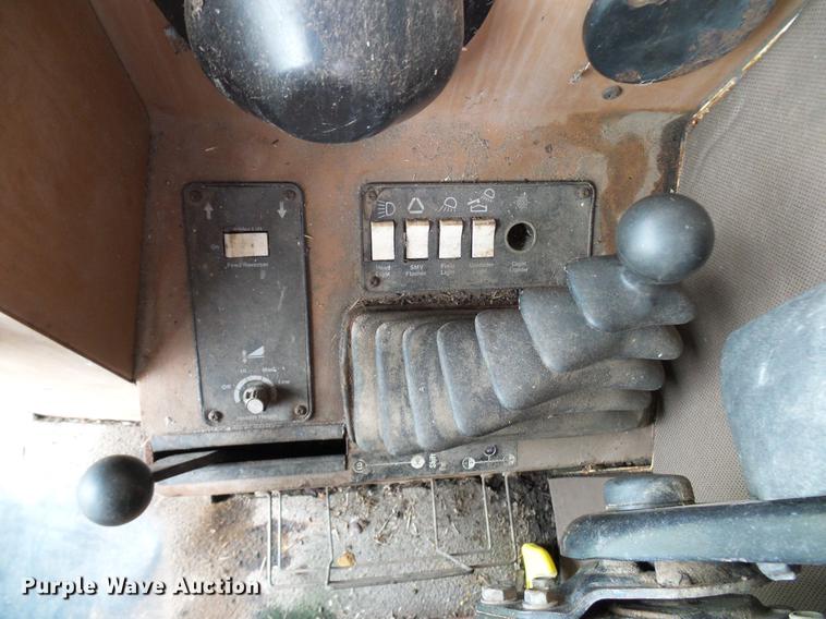 image for item DD8364 Gleaner N7 combine