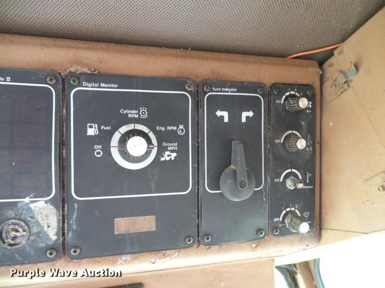 image for item DD8364 Gleaner N7 combine