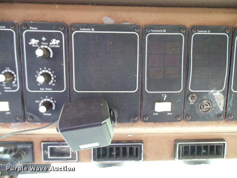 image for item DD8364 Gleaner N7 combine