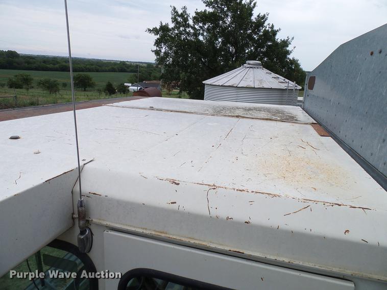 image for item DD8364 Gleaner N7 combine