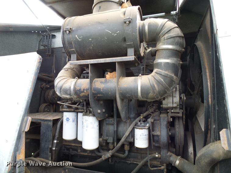 image for item DD8364 Gleaner N7 combine