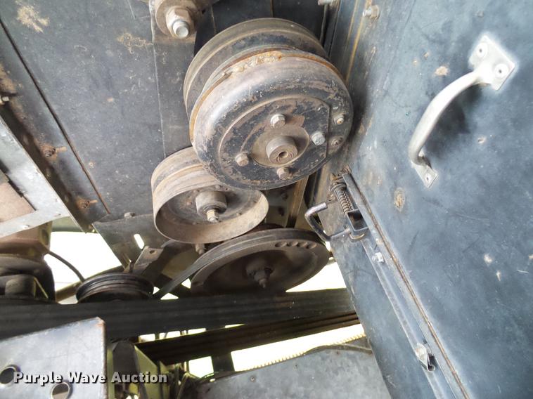 image for item DD8364 Gleaner N7 combine