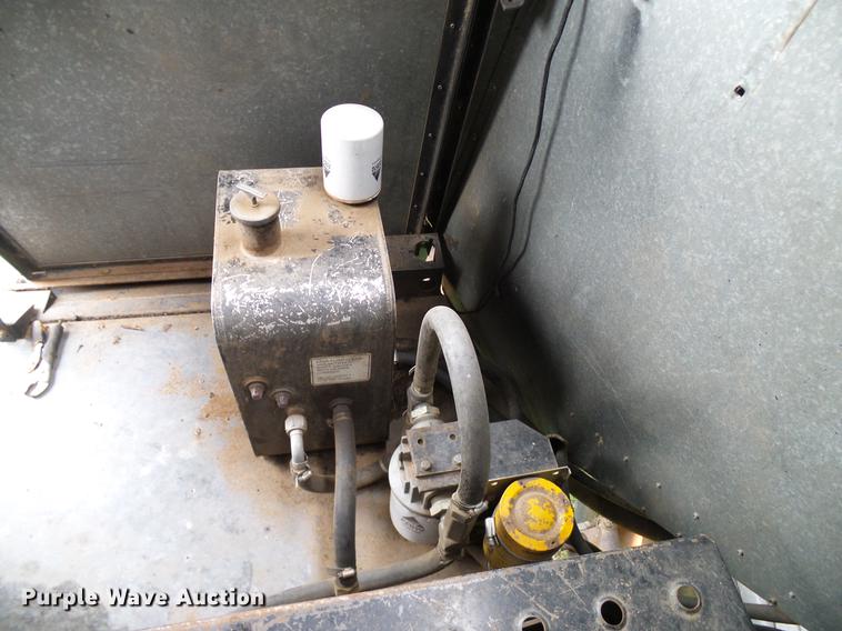 image for item DD8364 Gleaner N7 combine