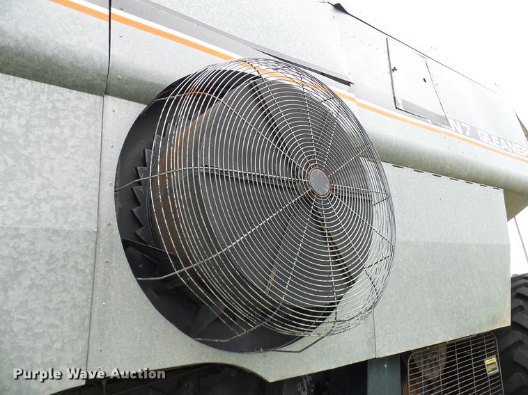 image for item DD8364 Gleaner N7 combine