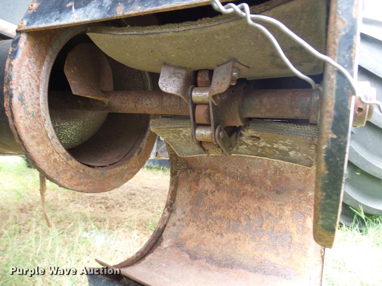 image for item DD8364 Gleaner N7 combine