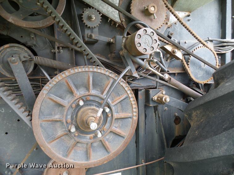 image for item DD8364 Gleaner N7 combine