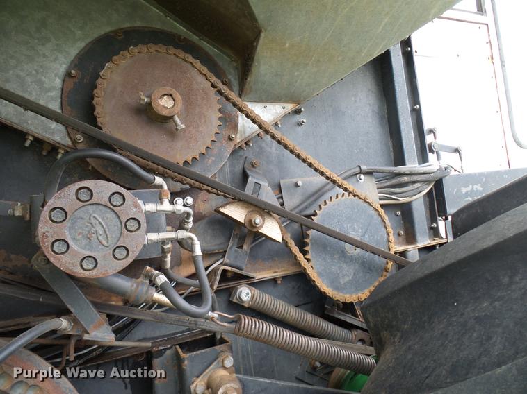 image for item DD8364 Gleaner N7 combine