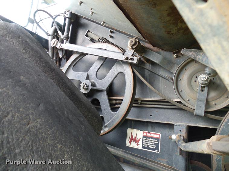 image for item DD8364 Gleaner N7 combine