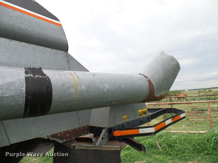 image for item DD8364 Gleaner N7 combine