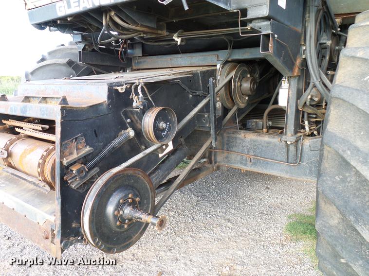 image for item DD8364 Gleaner N7 combine