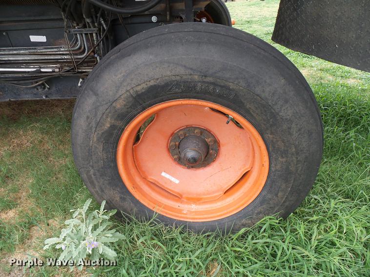 image for item DD8364 Gleaner N7 combine