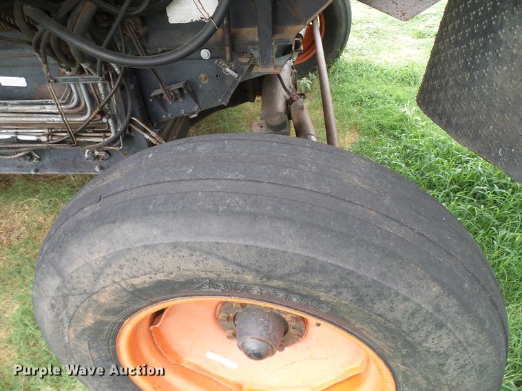 image for item DD8364 Gleaner N7 combine