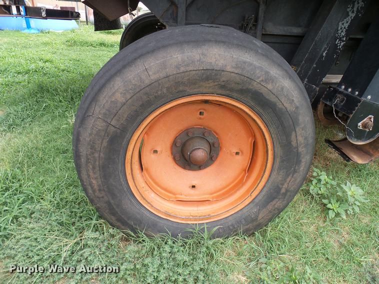 image for item DD8364 Gleaner N7 combine