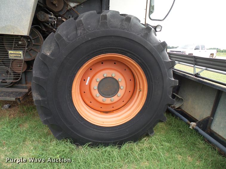 image for item DD8364 Gleaner N7 combine