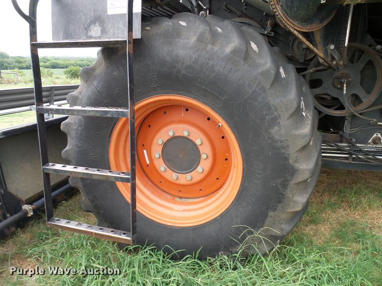 image for item DD8364 Gleaner N7 combine