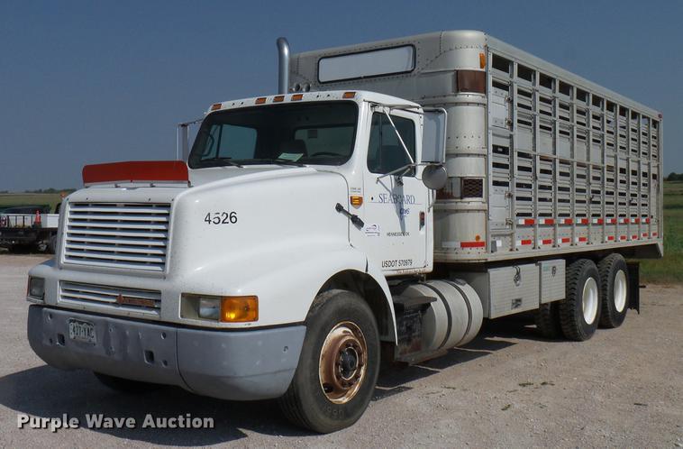 image for item DD8377 1991 International 8200 livestock truck