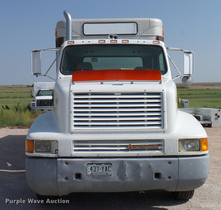 image for item DD8377 1991 International 8200 livestock truck