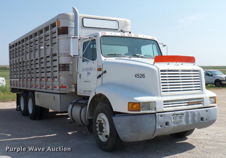 image for item DD8377 1991 International 8200 livestock truck