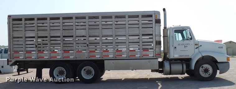 image for item DD8377 1991 International 8200 livestock truck