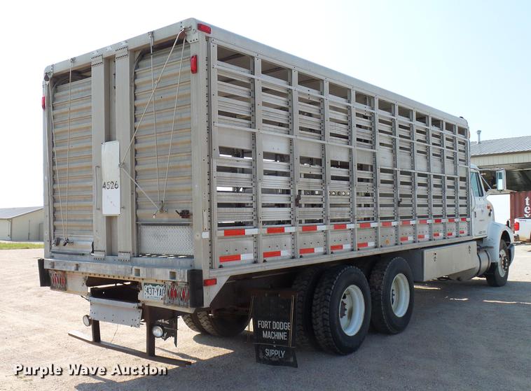 image for item DD8377 1991 International 8200 livestock truck