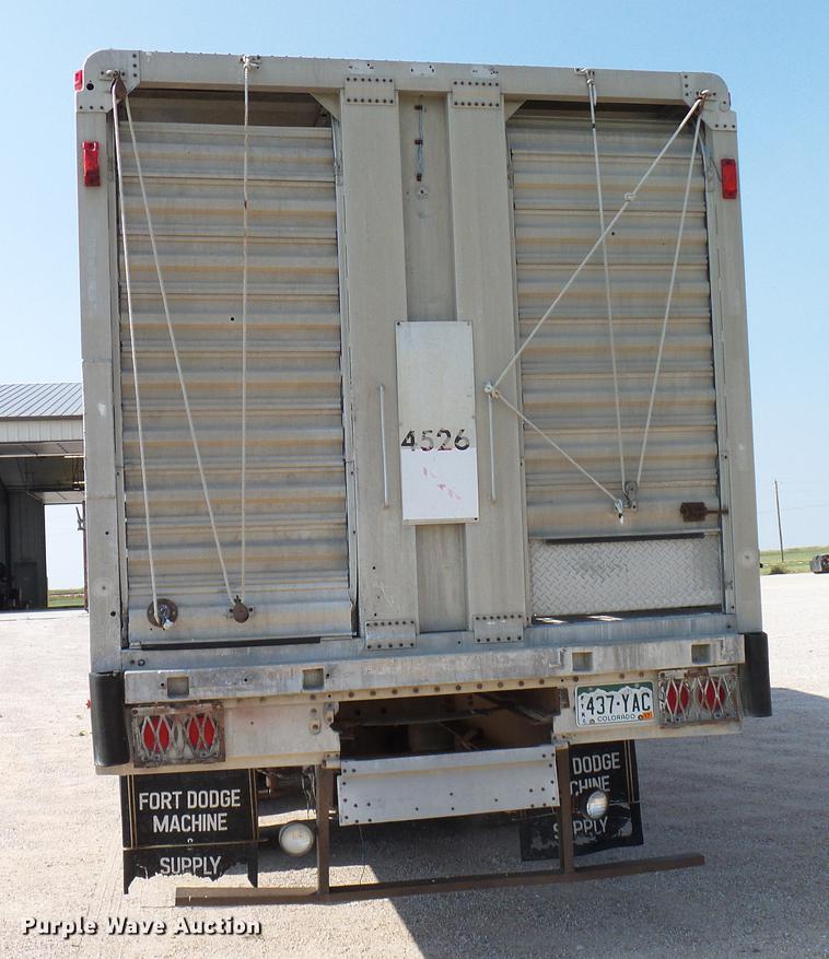 image for item DD8377 1991 International 8200 livestock truck