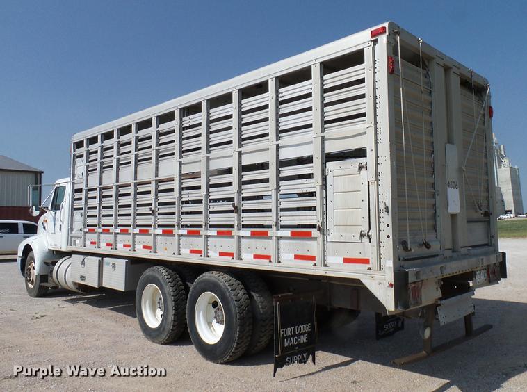 image for item DD8377 1991 International 8200 livestock truck