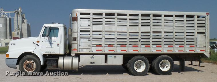 image for item DD8377 1991 International 8200 livestock truck