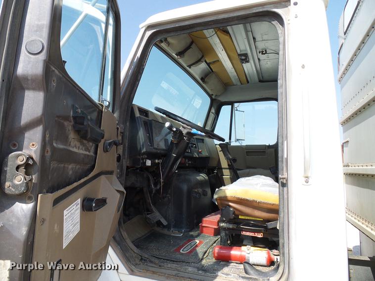 image for item DD8377 1991 International 8200 livestock truck