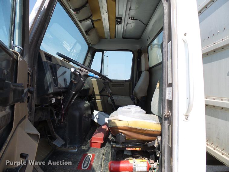 image for item DD8377 1991 International 8200 livestock truck