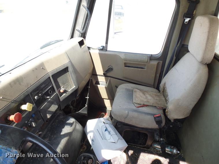 image for item DD8377 1991 International 8200 livestock truck