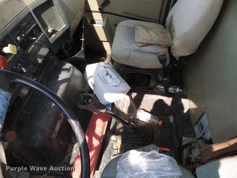 image for item DD8377 1991 International 8200 livestock truck