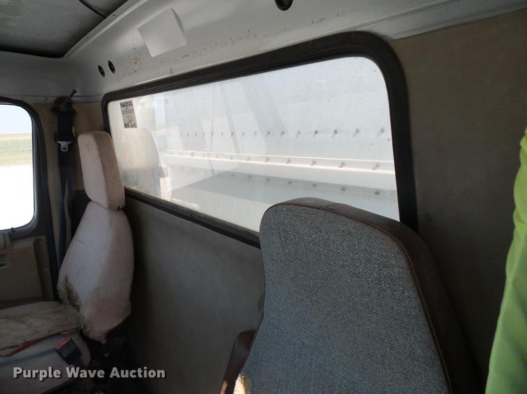 image for item DD8377 1991 International 8200 livestock truck