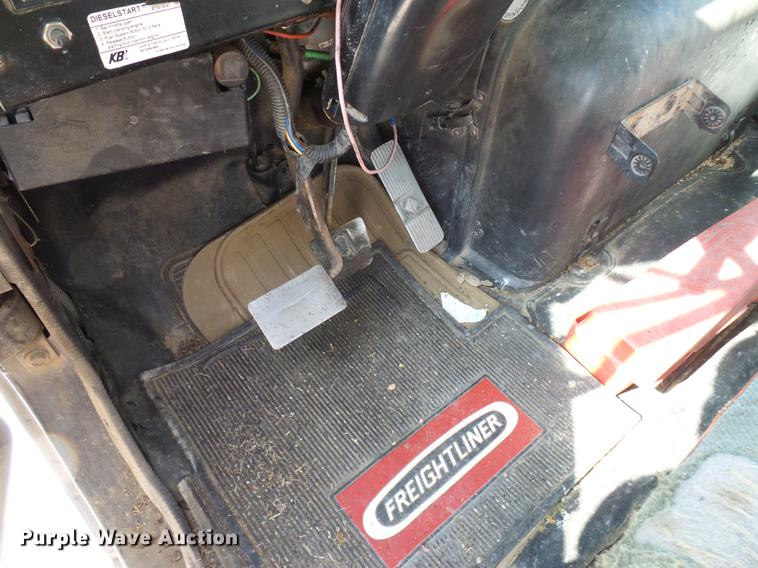 image for item DD8377 1991 International 8200 livestock truck