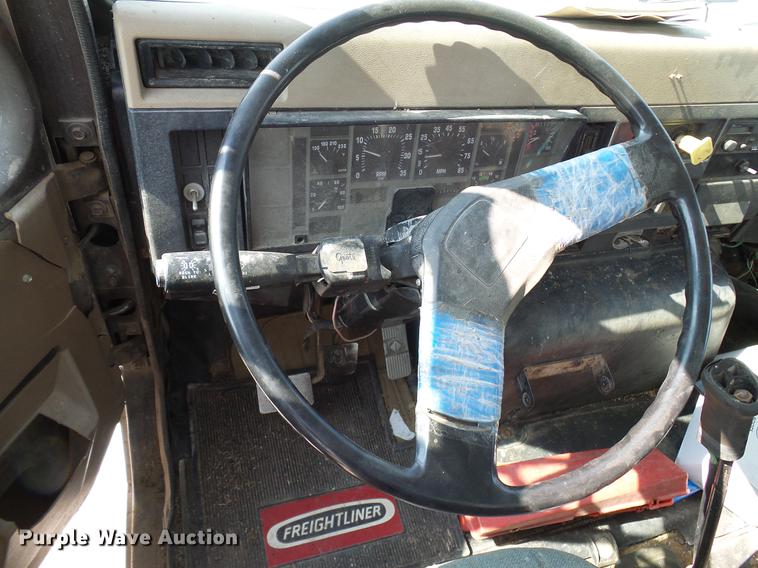 image for item DD8377 1991 International 8200 livestock truck