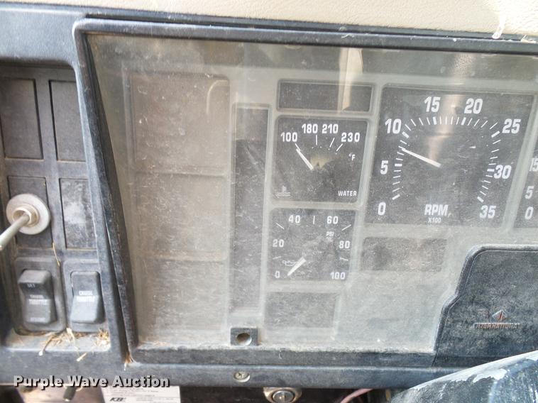 image for item DD8377 1991 International 8200 livestock truck