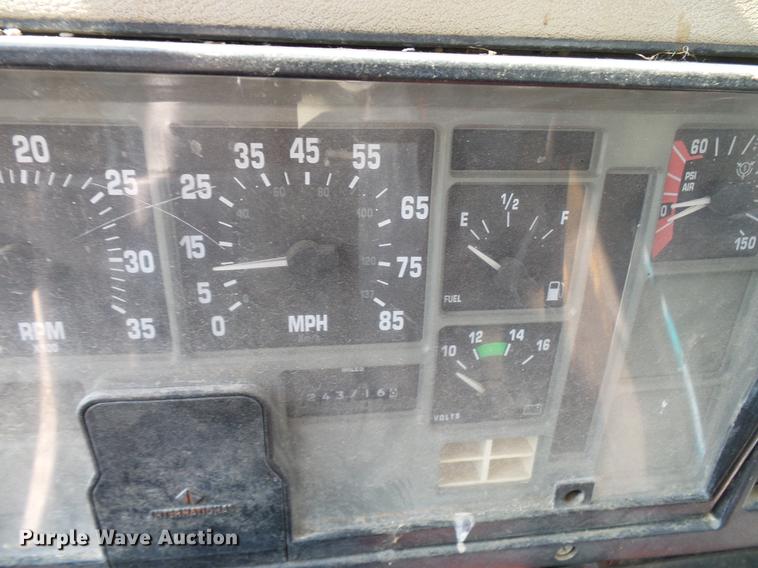 image for item DD8377 1991 International 8200 livestock truck