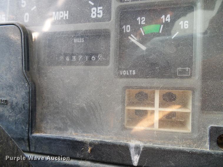 image for item DD8377 1991 International 8200 livestock truck