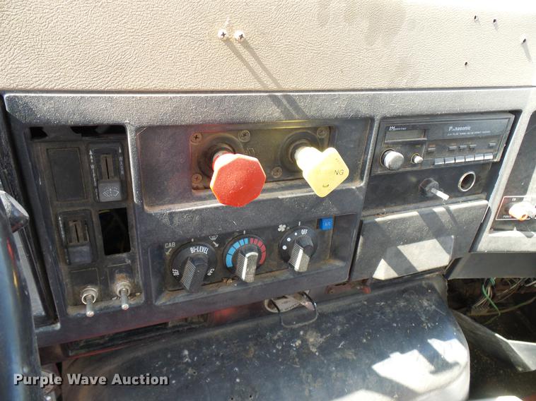 image for item DD8377 1991 International 8200 livestock truck