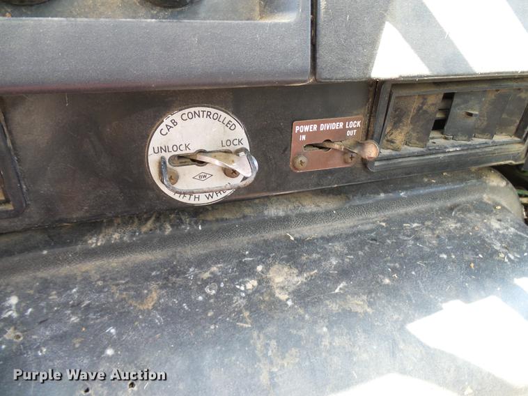 image for item DD8377 1991 International 8200 livestock truck