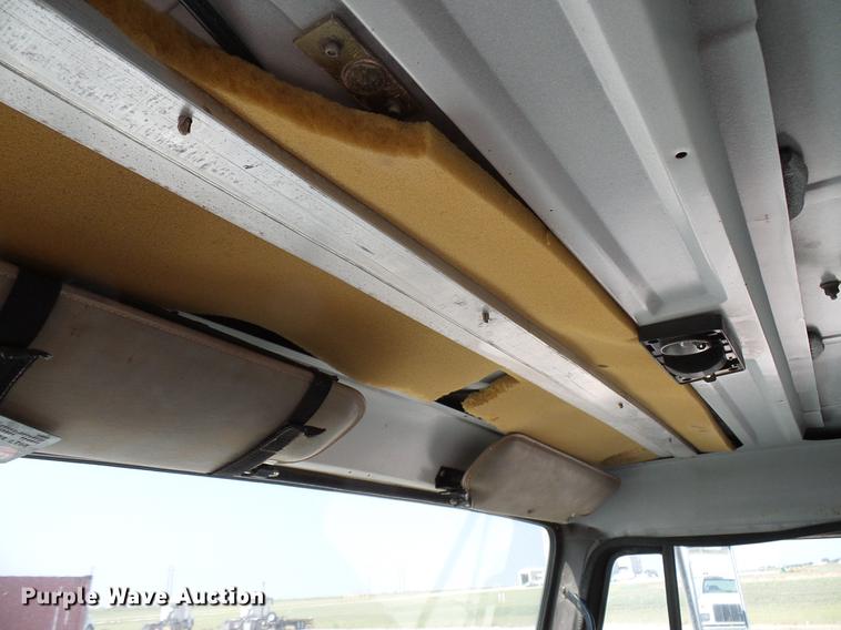 image for item DD8377 1991 International 8200 livestock truck