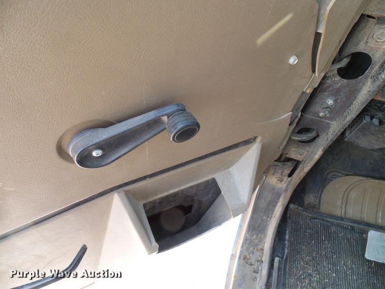 image for item DD8377 1991 International 8200 livestock truck