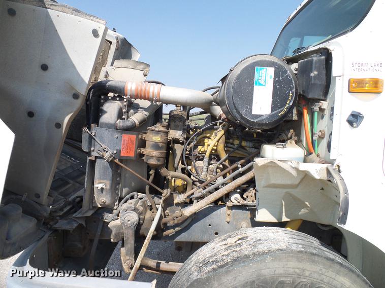 image for item DD8377 1991 International 8200 livestock truck