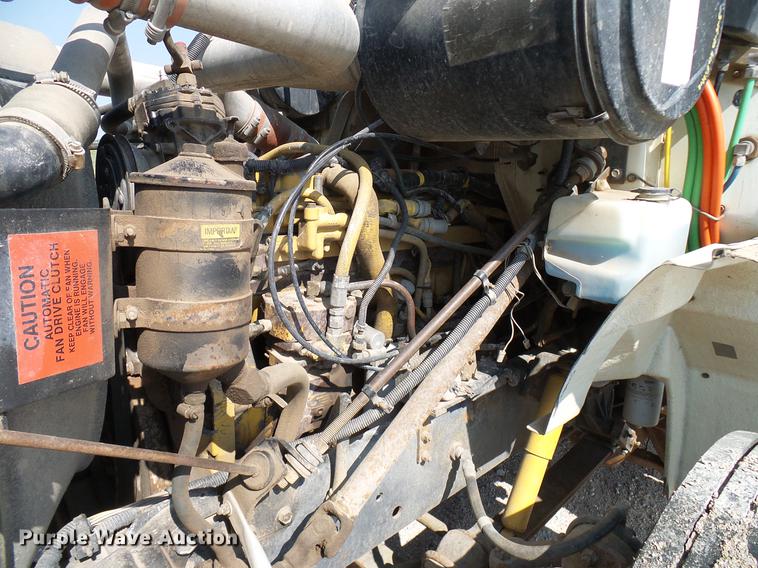 image for item DD8377 1991 International 8200 livestock truck