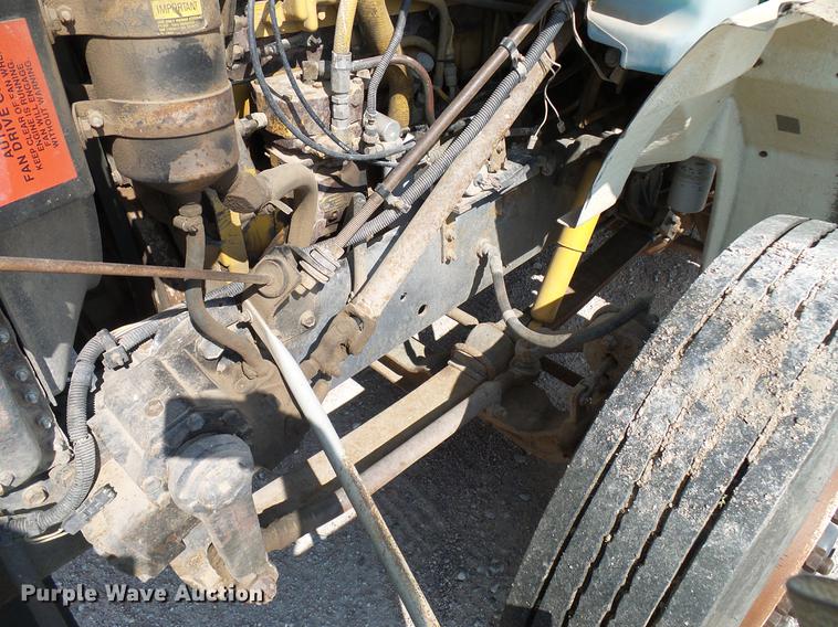 image for item DD8377 1991 International 8200 livestock truck