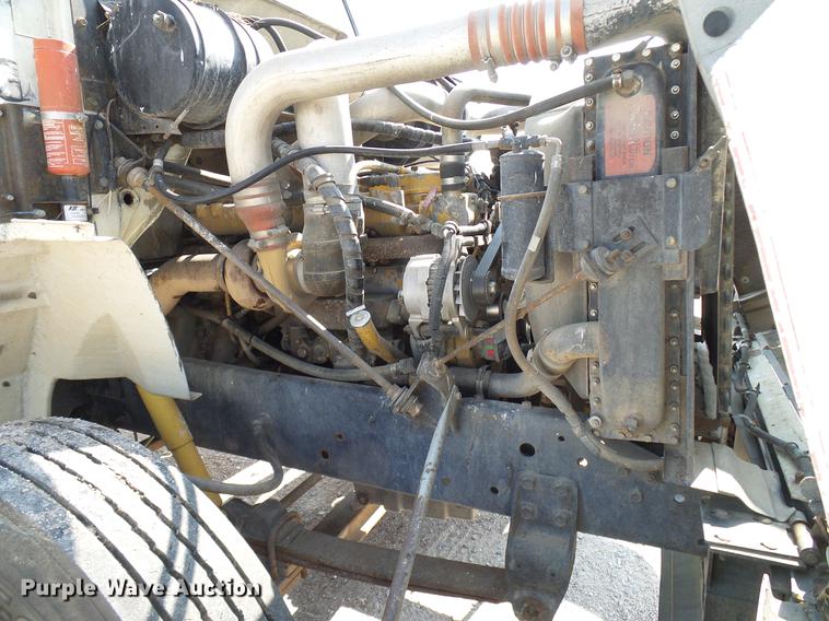 image for item DD8377 1991 International 8200 livestock truck