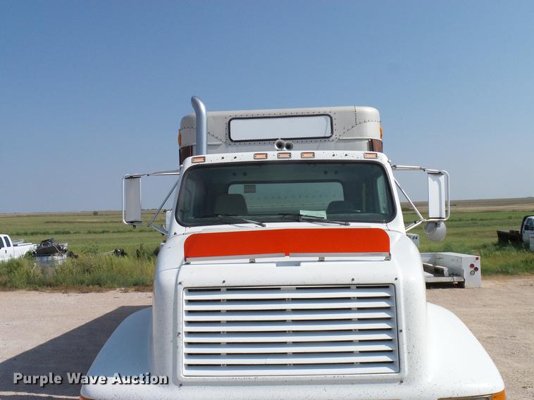 image for item DD8377 1991 International 8200 livestock truck
