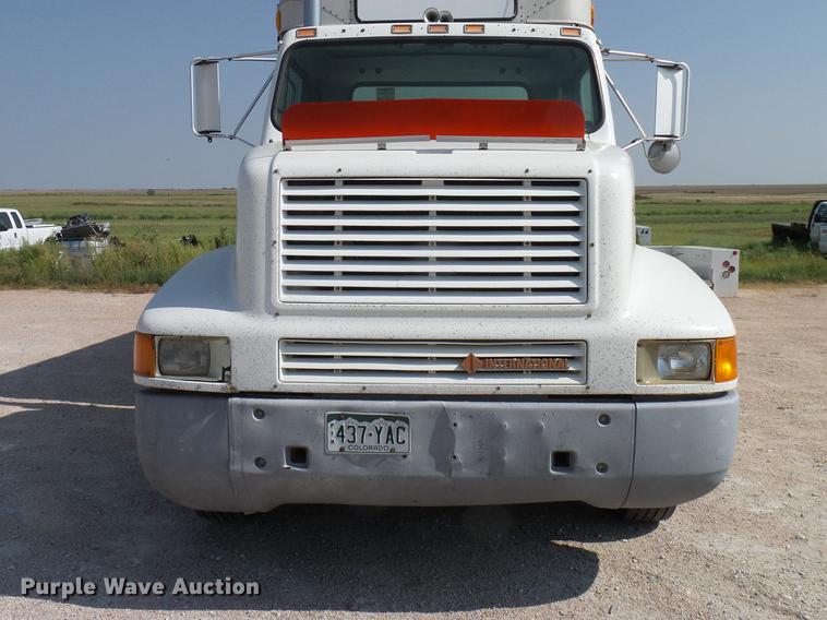 image for item DD8377 1991 International 8200 livestock truck