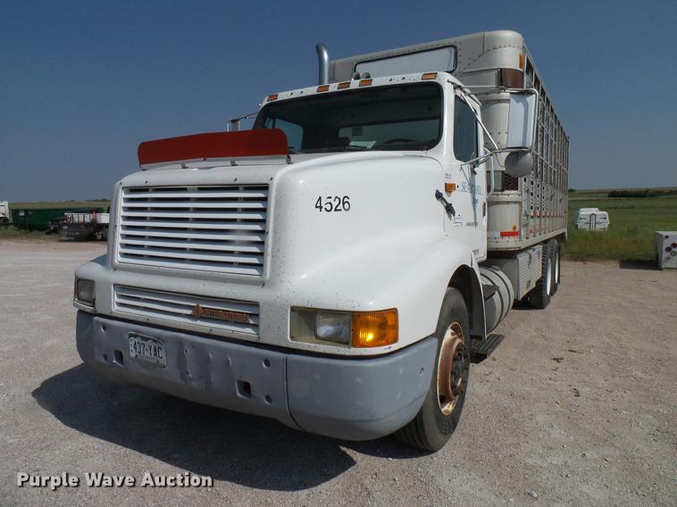 image for item DD8377 1991 International 8200 livestock truck